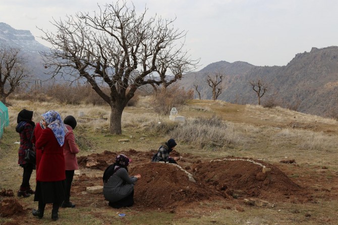 Siirt'te sobadan zehirlenen ikiz kız kardeşler yan yana defnedildi