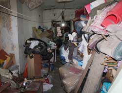 Ekipler Mersin'deki Çöp Evi Boşalttı