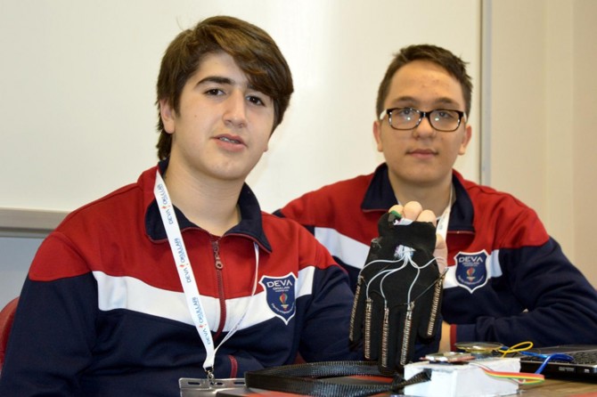 Engelliler için konuşan eldiven yaptılar