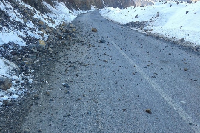 Yola düşen kaya parçaları tehlike saçıyor