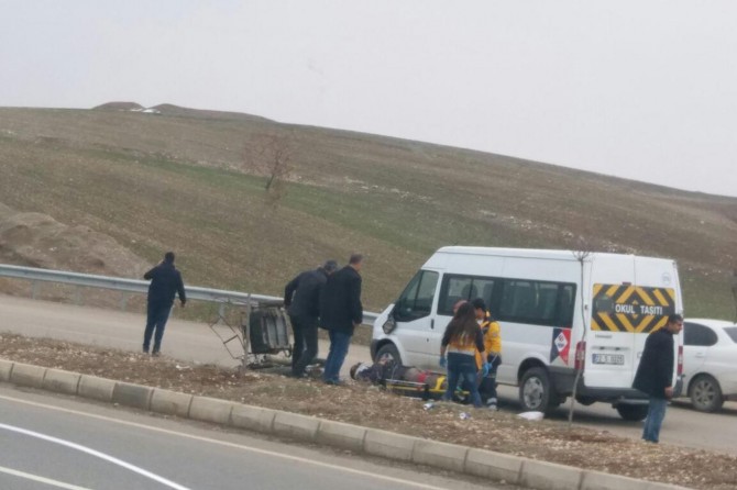 Öğrenci servisi el arabasına çarptı: Bir yaralı
