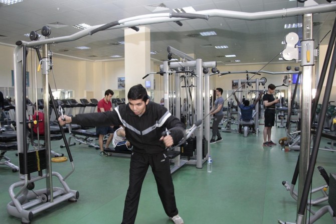 Felçli genç babasının fedakarlığı sayesinde yürümeye başladı