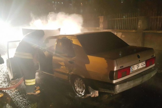 Park halindeki otomobil alev aldı