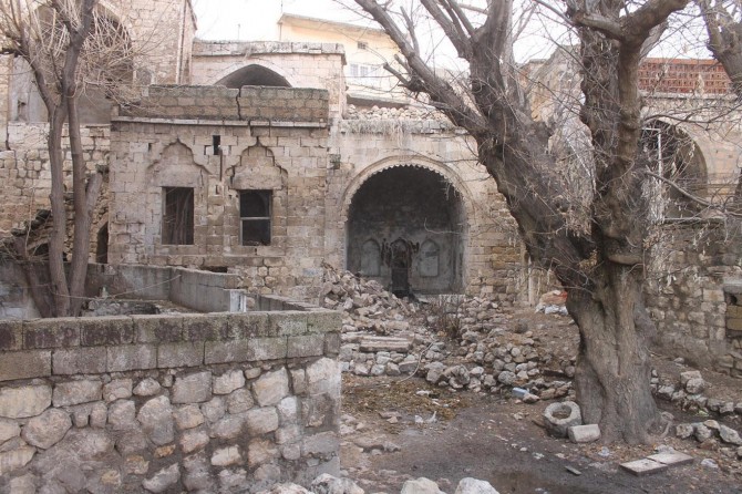 Avahiyên dîrokî yên li Mêrdînê ji bêxwedîtî yek bi yek hildiweşin