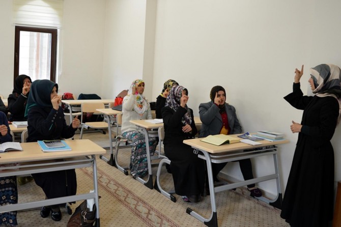 Kur'an öğrenmek için engel tanımıyorlar