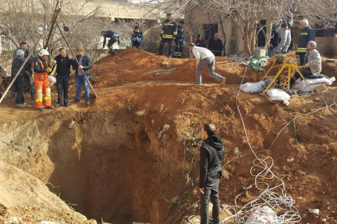 Dema ku li pey xezîneyê bû di bin hezazê de ma