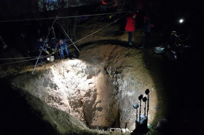 Göçük altında kalan defineciyi arama çalışmaları devam ediyor