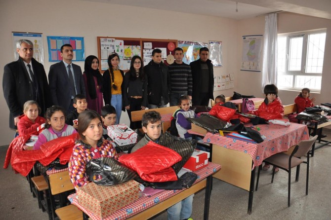 Köyde okuyan öğrencilere kırtasiye ve giyim yardımı yapıldı