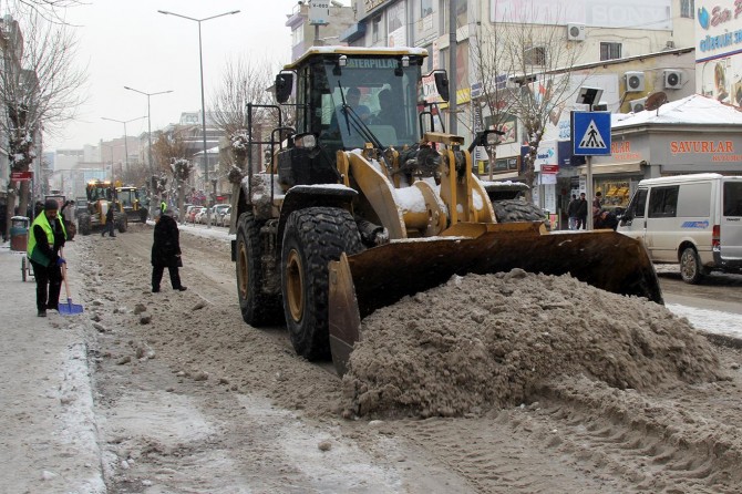 Van'da kar temizleme çalışmaları devam ediyor