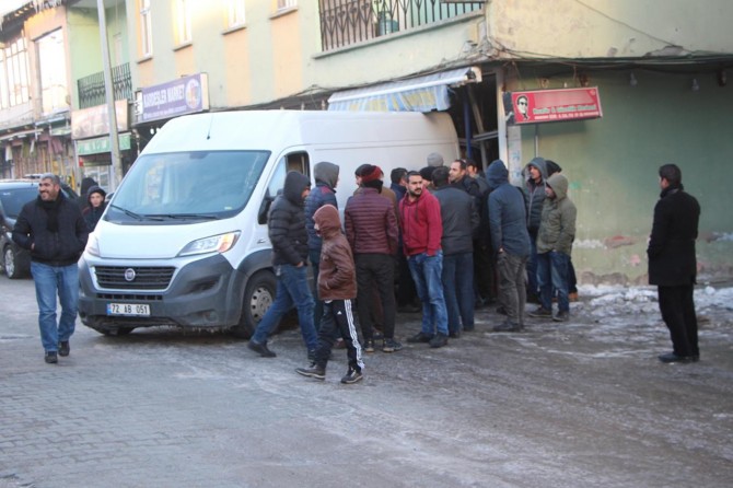 Minibüs iş yerine girdi