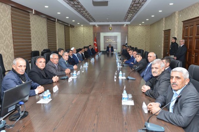Diyarbakır Valisi muhtarlarla bir araya geldi