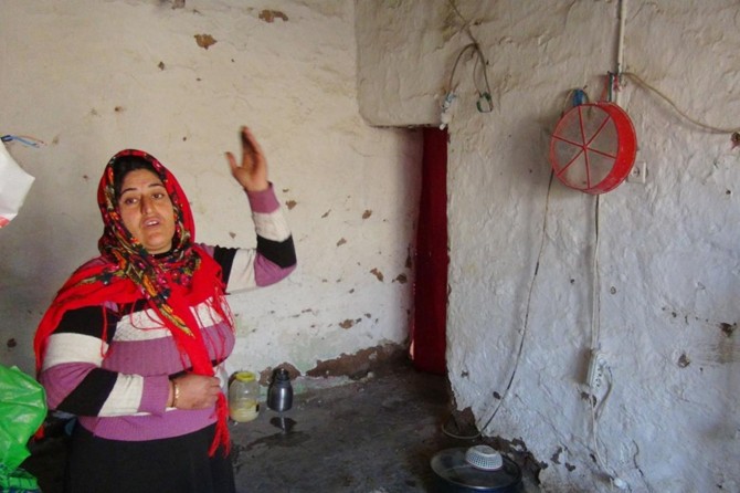 "Yağmur yağdığında ev üzerimize yıkılacak korkusuyla uyuyamıyoruz"