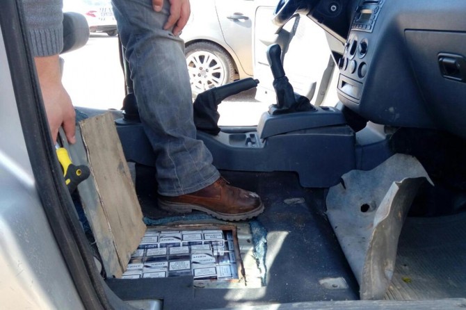 Araca gizlenmiş vaziyette kaçak sigara bulundu