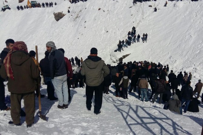 Çığ altından kalan kepçe operatörü hayatını kaybetti