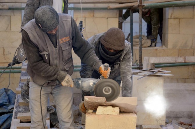 Ekmeklerini taştan çıkartıyorlar