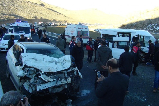 Minibüs ile otomobil kafa kafaya çarpıştı: 4'ü ağır 13 yaralı