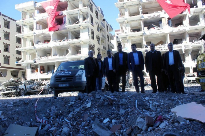 HÜDA PAR heyeti Viranşehir’deki patlama yerinde incelemelerde bulundu