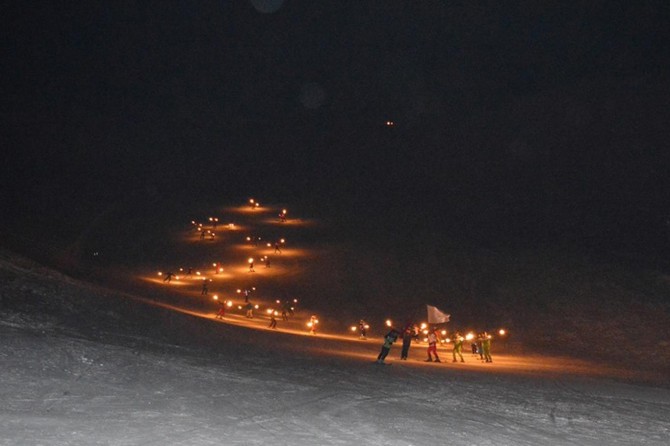 Bitlis’te meşale ve havai fişekli kayak gösterisi