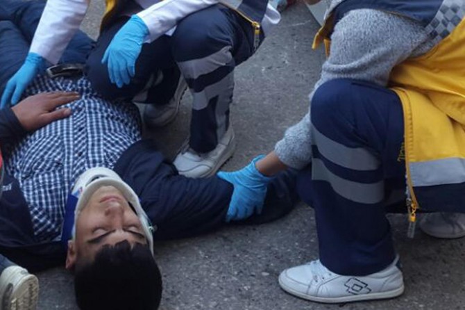 Motosiklet otomobile çarptı: 2 yaralı