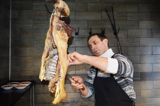 Bitlis kültürünün 750 yıllık vazgeçilmez lezzeti Büryan kebabı