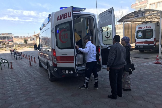 Minibüs ile motosiklet çarpıştı: 2 yaralı