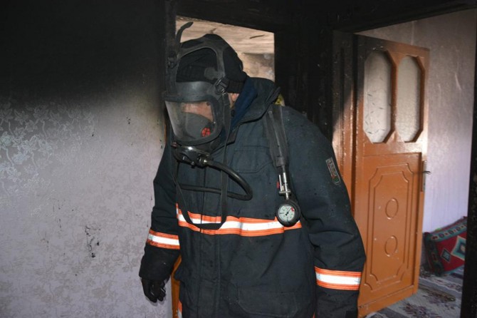 Alevlerin sardığı evde bir kişi yaralandı