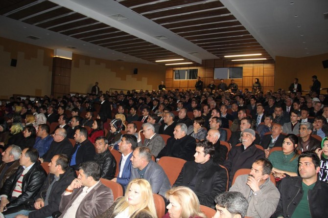 Diyarbakır'da "15 Temmuz ve Yeni Anayasa" konferansı düzenlendi