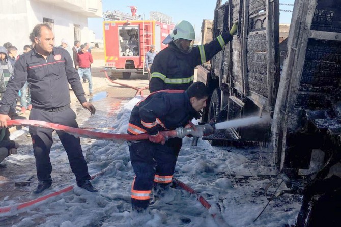 Aküsü patlayan kamyon küle döndü