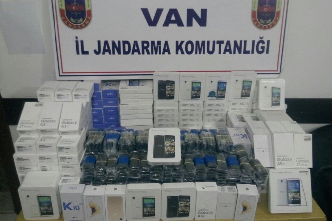 Van’da kaçak cep telefonları ele geçirildi