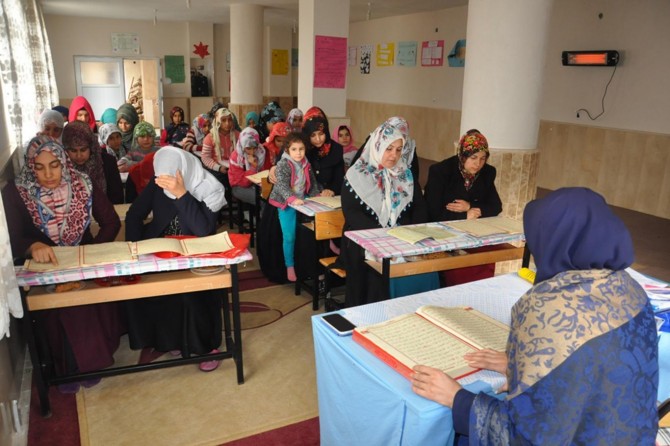 Dayik digel zarokên xwe kefxweşiya hînbûna Qur’anê dijîn