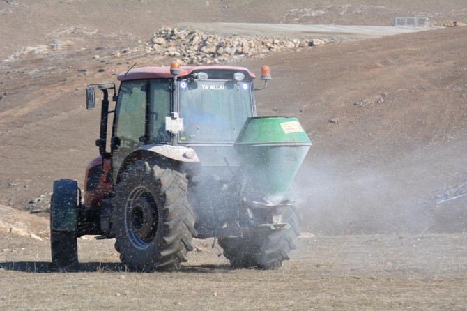 Hayvanlar için mera gübreleme çalışması başladı