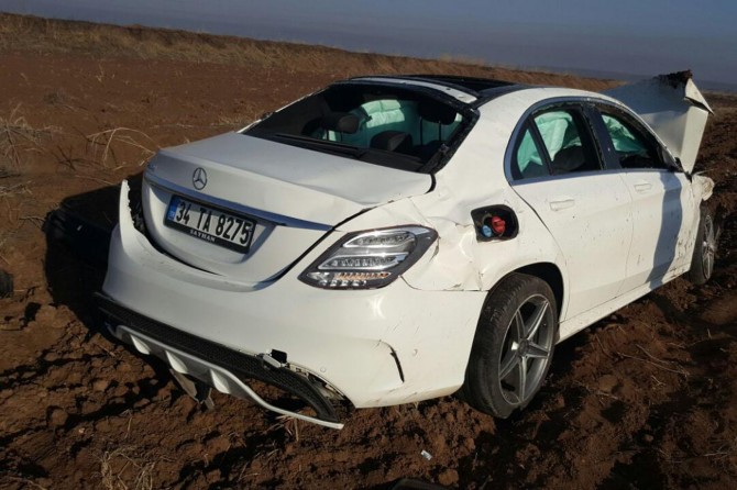 Takla atan otomobil araziye girdi: Biri ağır 2 yaralı