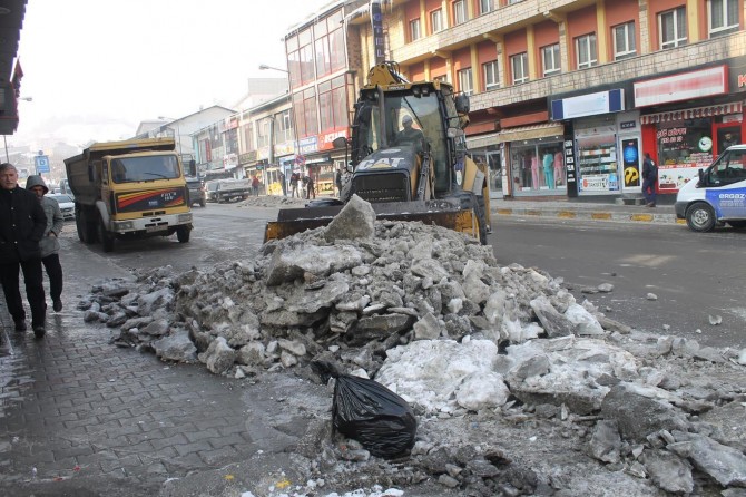 Yollarda biriken karlar şehir dışına taşınıyor