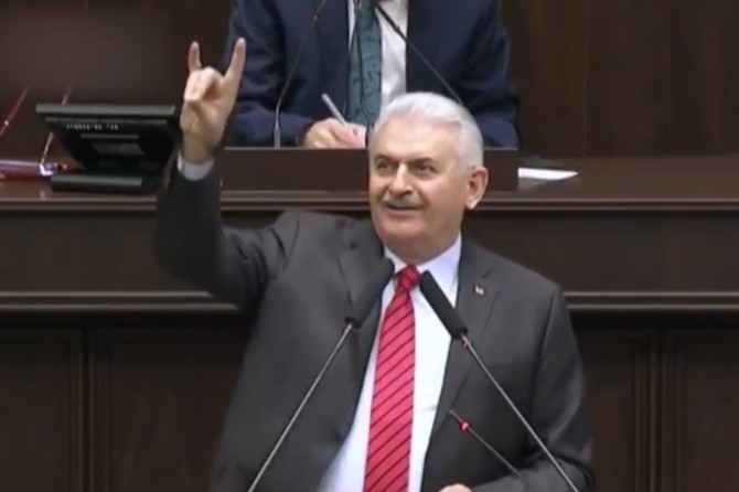 Başbakan Yıldırım 'bozkurt' işaretini anlattı