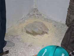 Eroini Evin Zeminine Gömmüşler