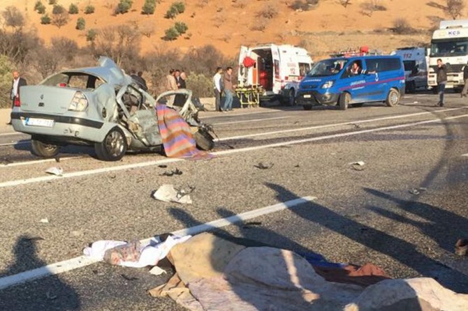 TIR û otomobîl li hev qelibîn: 4 mirî 2 birîndar