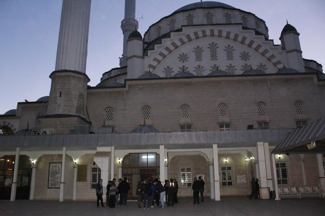 Hür Gençlik sabah namazında buluştu