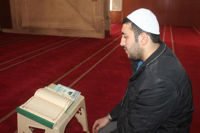 Ciwanê ku di mizgeftê de ji bo îmtîhana sîyerê dixebitiya qezenc kir