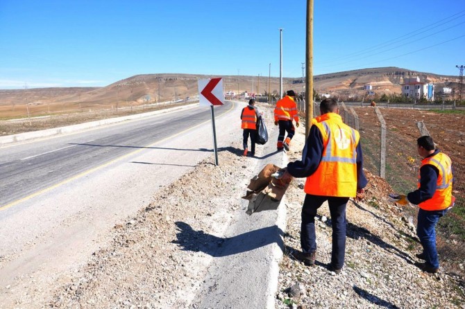 "Sürücüler çöplerini yol kenarlarına atmamalı"