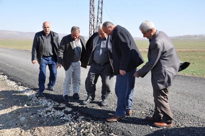 Gundiyan ji rêya ku asfalta wê xerabûye re bertek nîşan dan