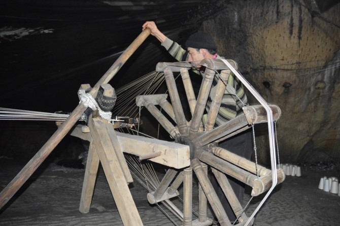 Nemli mağaralarda yüzlerce yıllık geleneği yaşatıyorlar