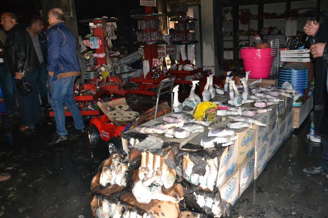 Elektrik kontağından çıkan yangın iş yerini kül etti