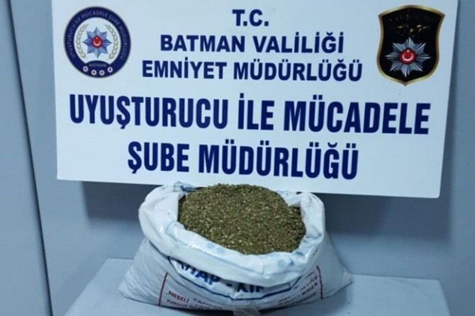 Batman'da esrar ve kaçak sigara ele geçirildi