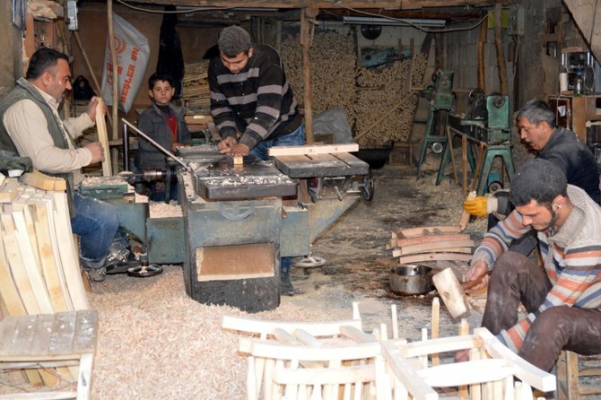 Unutulmaya yüz tutan mesleği çocuğuna öğretiyor