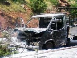 İdil'de Yol Kesen PKK'lılar 2 Aracı Ateşe Verdi