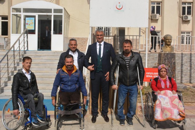 Batman’da engellilere tekerlekli sandalye hediye edildi