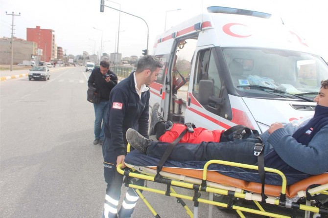 Motosiklet ile otomobil çarpıştı: Bir yaralı