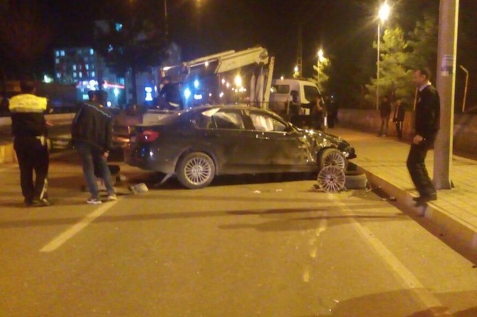 Kamyonet ile otomobil çarpıştı: 3 yaralı