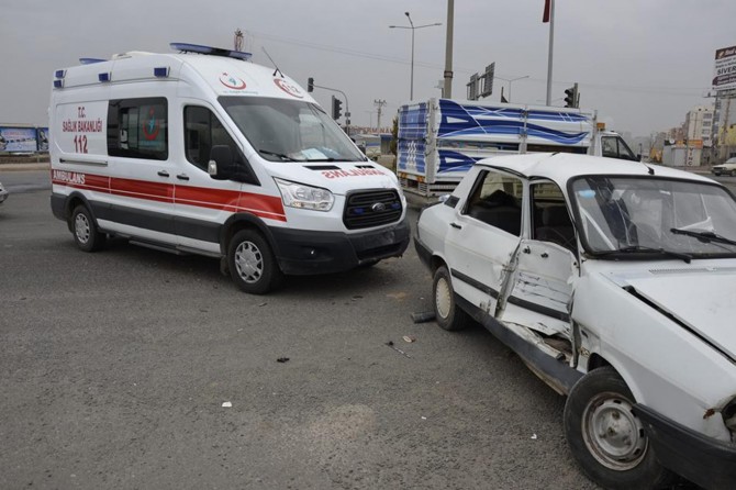 Ambulans ile otomobil çarpıştı: 2 yaralı
