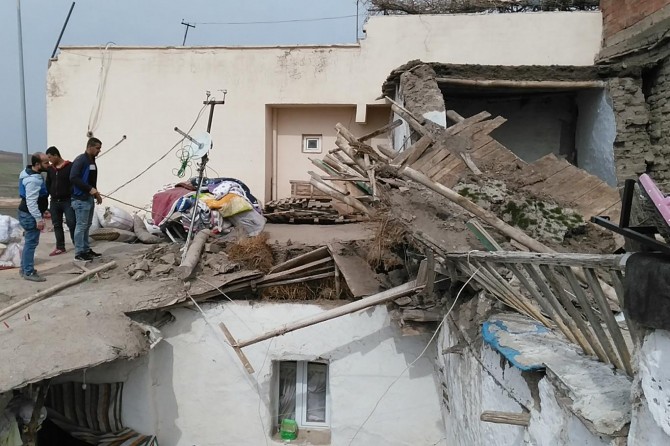 Malbata ku mala wê xera bû li benda alîkariyê ye